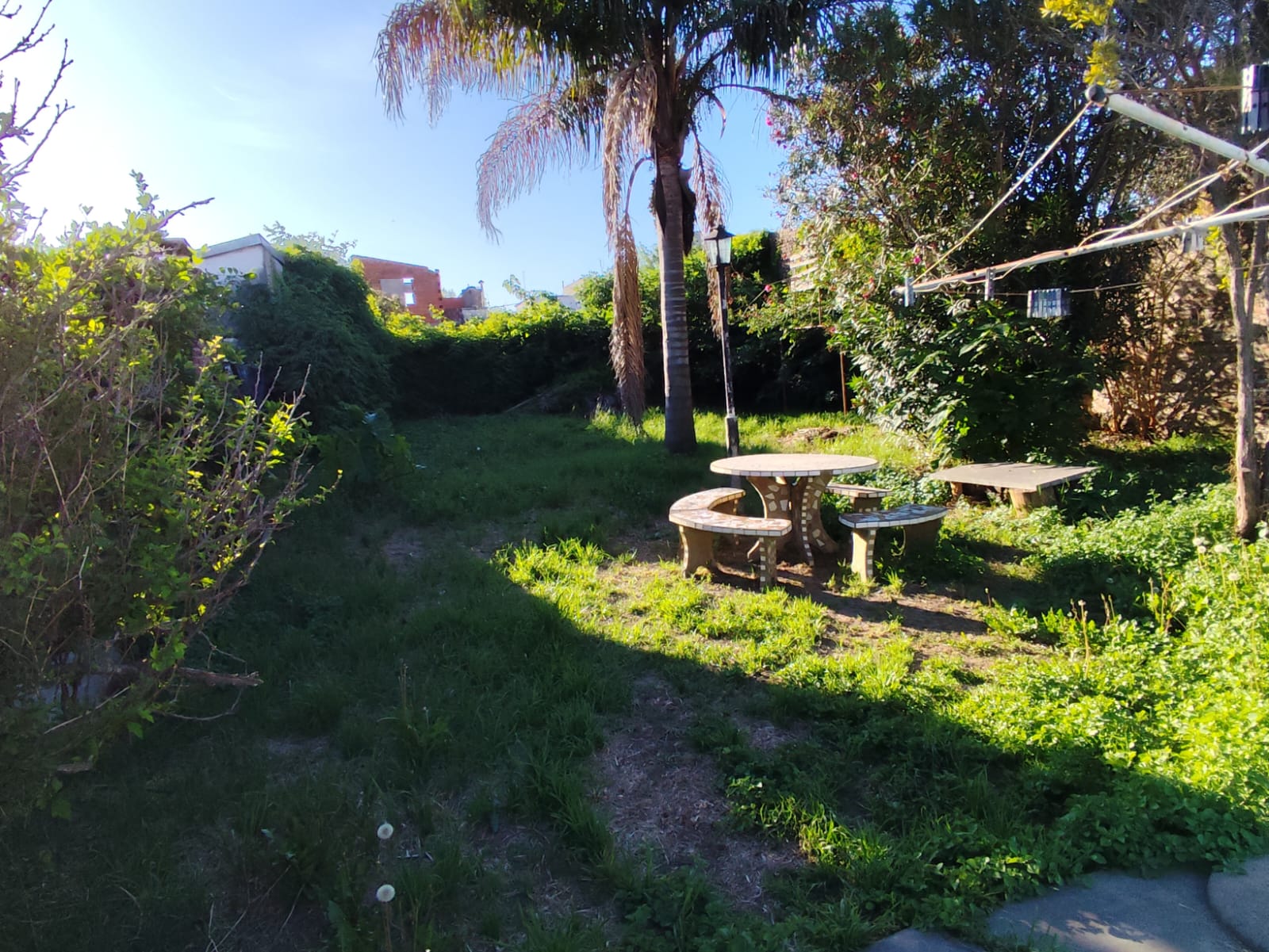 Gran Oportunidad en Córdoba 518: Amplia Casa con Extenso Lote y Departamento Extra